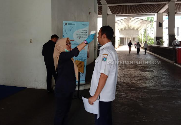 Tamu dan ASN yang Masuk ke Balai Kota Diperiksa Suhu Tubuhnya