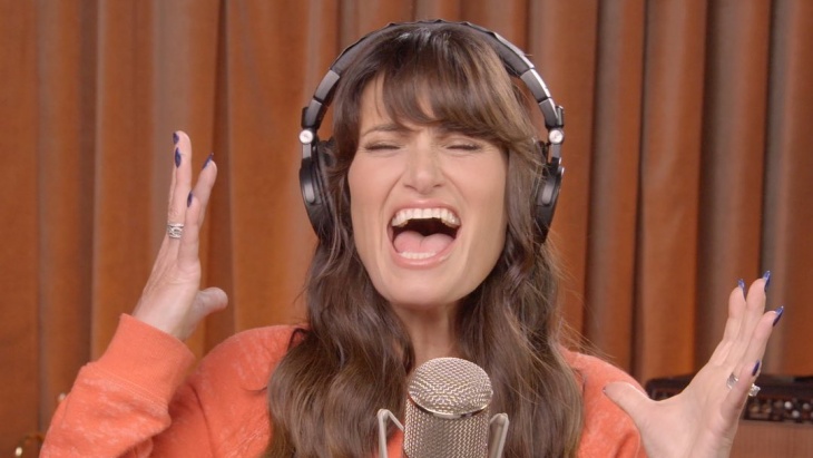 Idina Menzel Beri Dukungan untuk Gadis Ukraina yang Nyanyikan Lagu 'Frozen' dari Bunker