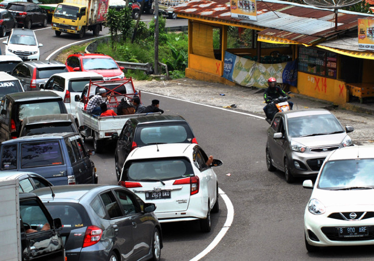 120 Ribu Kendaraan Melintas di Kawasan Puncak Bogor Akhir Pekan ini