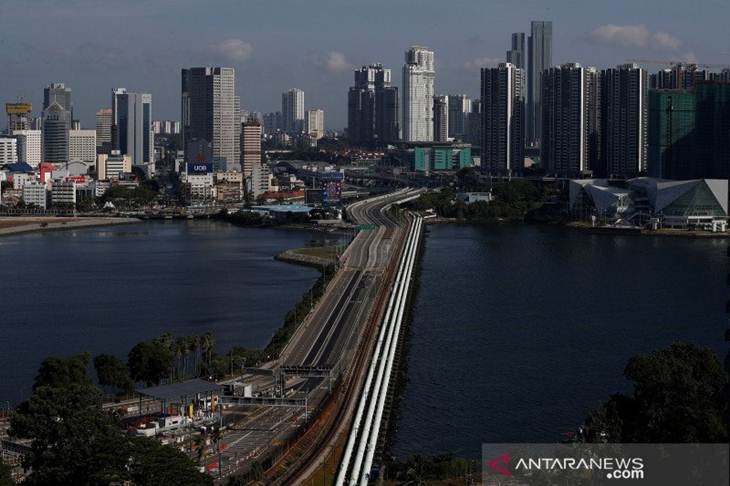 Foto aerial Woodlands Causeway antara Singapura dan Malaysia yang lengang setelah Malaysia mengunci wilayah guna mengatasi wabah virus corona (COVID-19) pada 18 Maret 2020. (ANTARA FOTO/REUTERS/Edgar Su)