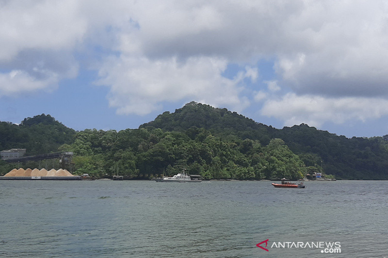 Petugas gabungan menyisir lokasi tenggelamnya kapal Pengayoman IV di perairan Pulau Nusakambangan (Segara Anakan), Kabupaten Cilacap, Jumat (17/9/2021). ANTARA/Sumarwoto