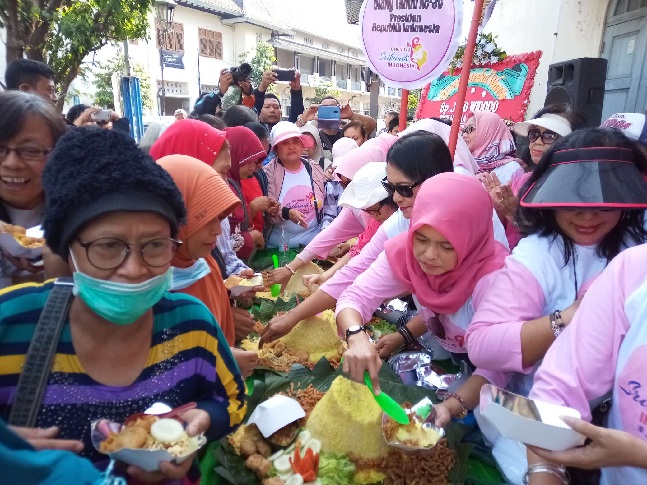 Warga berebut nasi tumpeng diacara merayakan ulang tahun Presiden Jokowi di Pasar Gede, Kelurahan Sudiroprajan, Kecamatan Jebres, Solo, Jawa Tengah, Jumat (21/6). (MP/Ismail)