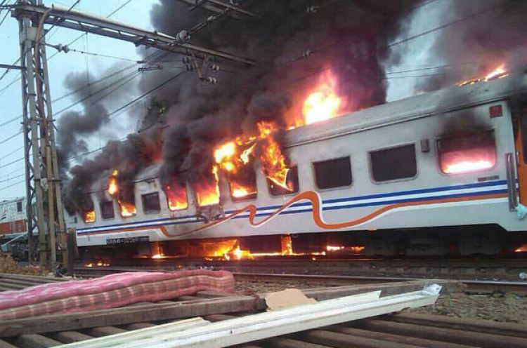 Dampak Kereta Terbakar di Senen, KRL Bogor-Jatinegara Hanya Sampai Stasiun Kampung Bandan