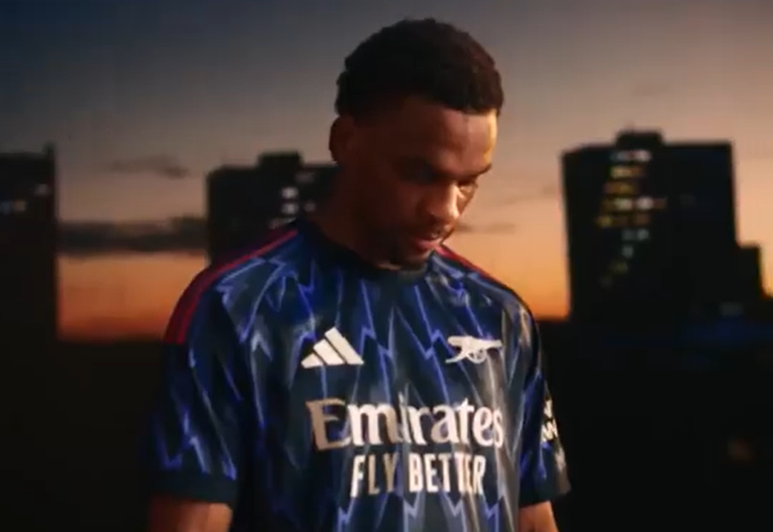 Jersey Tandang Arsenal 2025/26 Bocor, Bawa Kombinasi Warna Biru dan Ungu