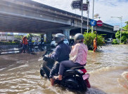 Outer Ring Road Kembangan Terkepung Air, Luapan Kali Angke Ancam Perumahan Warga