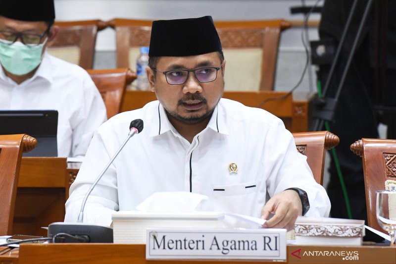Menteri Agama Yaqut Cholil Qoumas menyampaikan pemaparan saat mengikuti rapat kerja dengan Komisi VIII DPR, di Kompleks Parlemen, Senayan, Jakarta, Senin (31/5). ANTARA FOTO/Hafidz Mubarak A