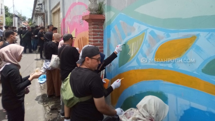 Ratusan Wisatawan Mural Batik Sepanjang 225 Meter di Kampung Batik Laweyan