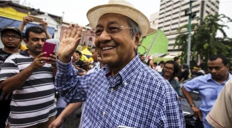  Mahathir Resmi Kembali Berkuasa di Usia 92 Tahun, Najib Siap Jadi Oposisi