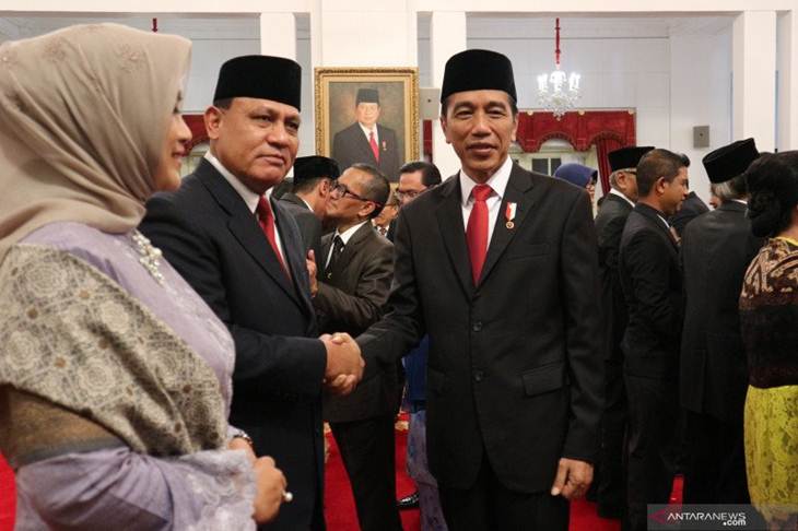 Ketua KPK 2019-2023 Firli Bahuri mendapat ucapan selamat dari Presiden Joko Widodo seusai mengucapkan sumpah di Istana Negara Jakarta, Jumat (20/12) (ANTARA/Desca Lidya Natalia)