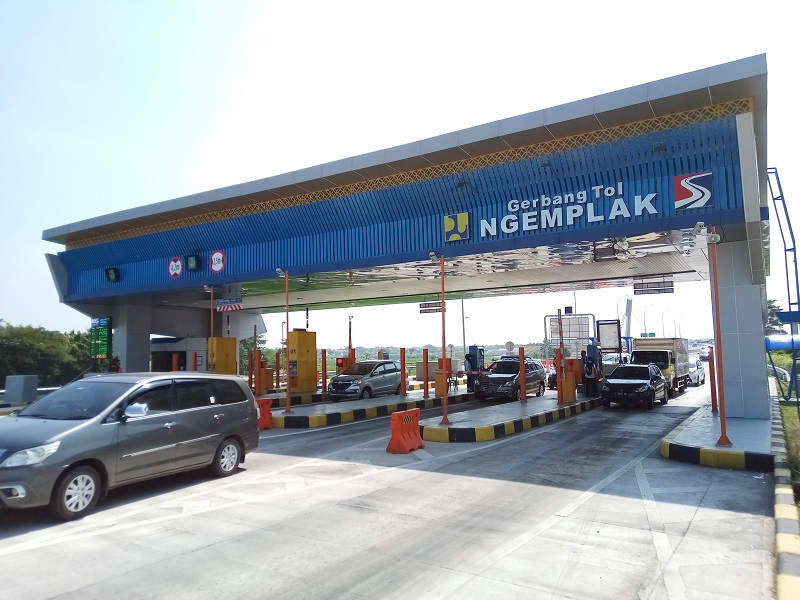 Kendaraan mulai memadati GT Ngemplak Solo-Ngawi-Semarang Jawa Tengah saat Libur Nataru (MP/Ismail)