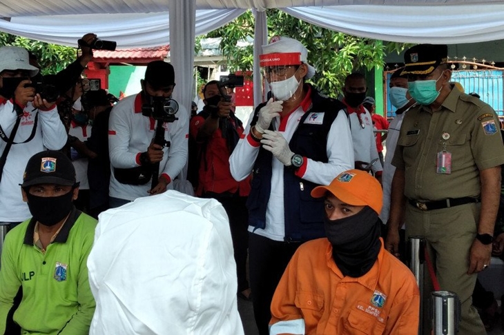 Relawan Indonesia Bersatu Lawan COVID-19 Sandia Uno didampingi Sekretaris Kota Jakarta Utara Desi Putra (kanan) memantau pelaksanaan rapid dan swab test di Kelurahan Semper Barat, Cilincing, Jakarta Utara, Selasa (30/6/2020) (ANTARA/Fauzi Lamboka)