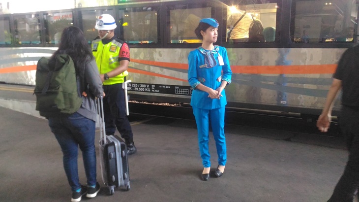 Pramugari kereta api di Surabaya