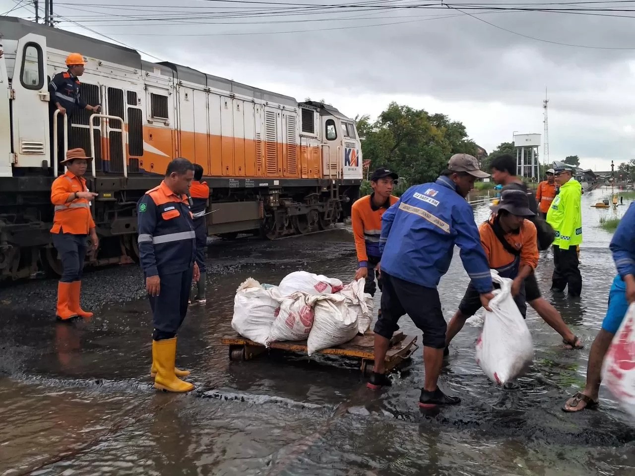 Banjir di Semarang, KAI Berlakukan Pembatasan Kecepatan Kereta