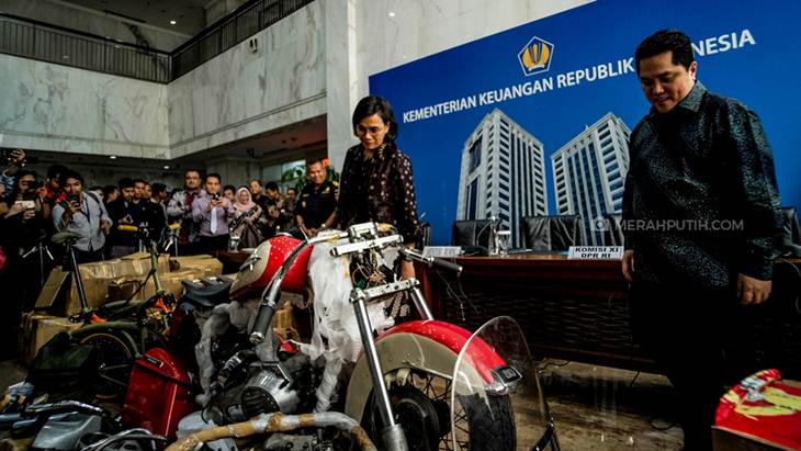Menteri BUMN Erick Thohir dan Menteri Keuangan Sri Mulyani saat  merilis barang bukti komponen motor Harley Davidson yang diselundupkan di pesawat Garuda Indonesia. (Foto: MP/Rizki Fitrianto)