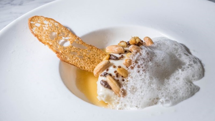 Almond Ice Cream, Black Truffle & Bee Pollen (Foto: HO/Mare Nostrum)