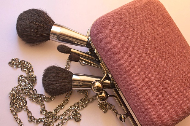 4 Makeup Multifungsi yang Harus Selalu Tersedia di Tas Kamu