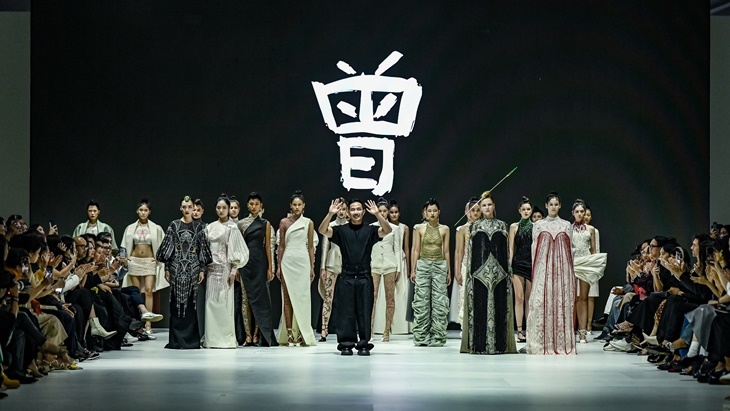 Dewi Fashion Knights Tutup Jakarta Fashion Week 2024 