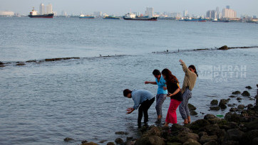 Menilik Wisata Warga Pesisir Teluk Jakarta di Tanggul Laut Muara Baru 