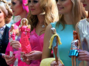 Sudah Dewasa Masih Main Boneka, Wajar Enggak Sih?