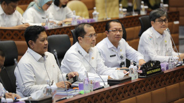 Raker Menteri Transmigrasi Muhammad Iftitah Sulaiman dengan Komisi V DPR