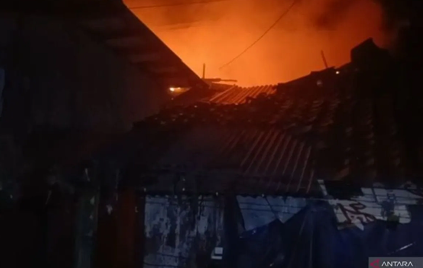 Api Cepat Menjalar karena Triplek, 5 Rumah di Kramat Jati Ludes Terbakar Kerugian Ratusan Juta