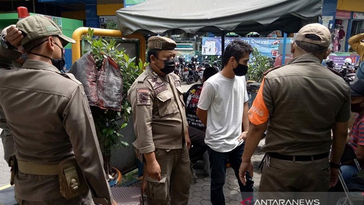 Warga Kelurahan Tebet Barat dikenai sanksi sosial karena tidak menggunakan masker saat beraktivitas di luar ruangan, Selasa (26/1/2021). ANTARA/HO-Kominfotik Jakarta Selatan/am.