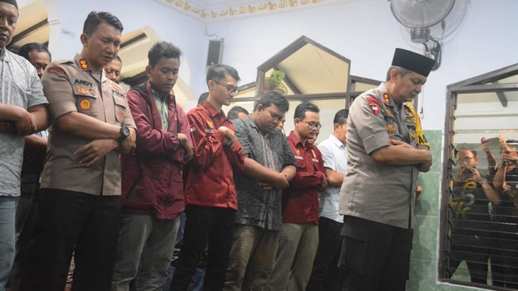 Kapolda Jateng Irjen Pol Rycko Amelza Dahniel memimpin Salat Gaib  mendoakan dua mahasiswa IMM yang meninggal dunia di masjid An-Nur, Mapolresta Surakarta, Jawa Tengah, Jumat (27/9). (MP/Ismail)