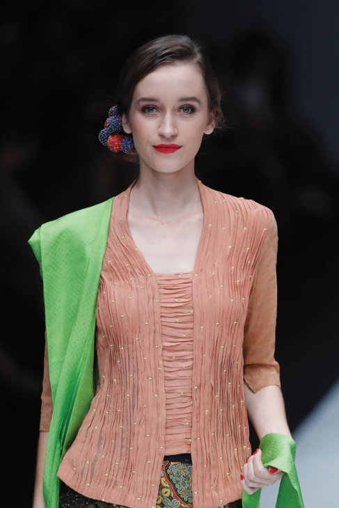 Kebaya rancangan BINHouse dengan tekstur dan motif unik membuat kebaya terlihat modern (Sumber: Official Jakarta Fashion Week)