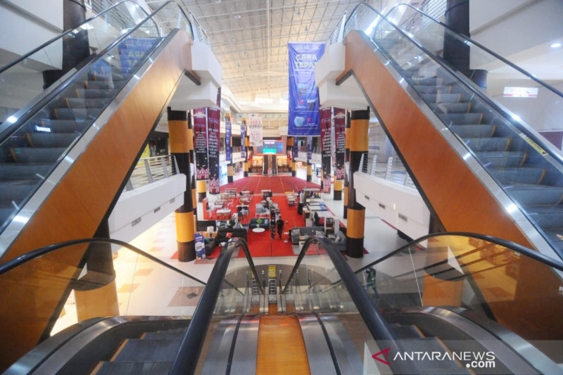 Pusat perbelanjaan Duta Mall Banjarmasin di Kalimantan Selatan nampak sepi pengunjung saat pemberlakuan PPKM level IV. (ANTARA/Firman)