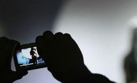 Nekat Live Streaming Asusila di Medsos Demi Cuan Rp 400 Ribu Sehari
