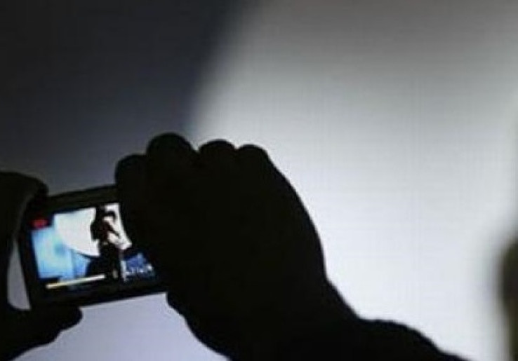 Nekat Live Streaming Asusila di Medsos Demi Cuan Rp 400 Ribu Sehari