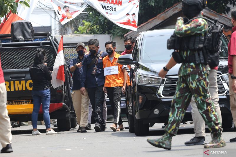 Tersangka Bharada Richard Eliezer (ketiga kiri) berjalan sebelum rekonstruksi pembunuhan Brigadir Yosua di rumah pribadi Ferdy Sambo di Jalan Saguling, Duren Tiga, Jakarta, Selasa (30/8/2022). (ANTARA FOTO/Asprilla Dwi Adha/aww)