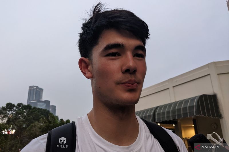 Bek tim nasional Indonesia Elkan Baggott memberikan keterangan kepada pewarta di Jakarta, Kamis (26/5/2022). Elkan menyebut bahwa dia siap memperkuat skuad "Garuda" menghadapi Bangladesh dalam laga persahabatan FIFA di Bandung, 1 Juni 2022. ANTARA/Michael Siahaan