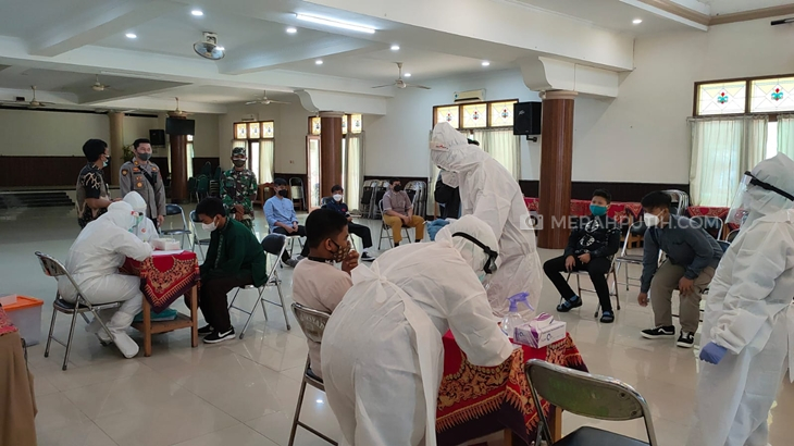 Dinas Kesehatan Kota (DKK) melakukan tes swab antigen secara acak di sekolah. (MP/Ismail)