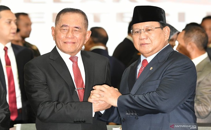Rymizard Ryacudu bersalaman dengan Prabowo Subianto di Kantor Kemenhan Jakarta Pusat