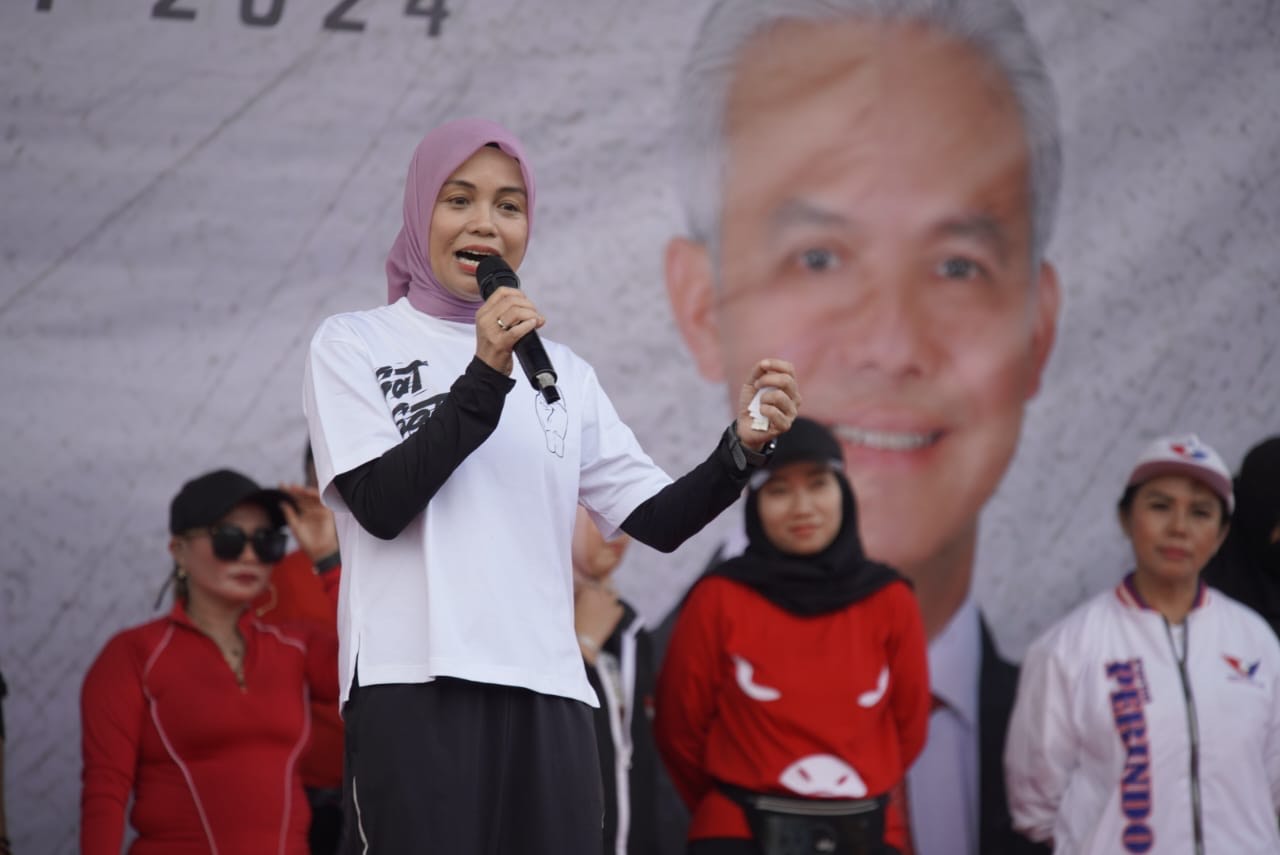 Atikoh Ajak Warga Bahagia Saat Senam