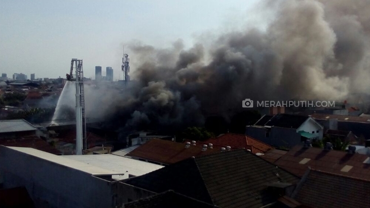 Si Jago Api Lahap Dua Gudang Besar, Belasan Mobil Damkar Diturunkan
