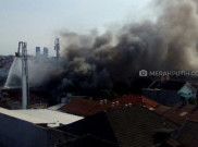 Si Jago Api Lahap Dua Gudang Besar, Belasan Mobil Damkar Diturunkan