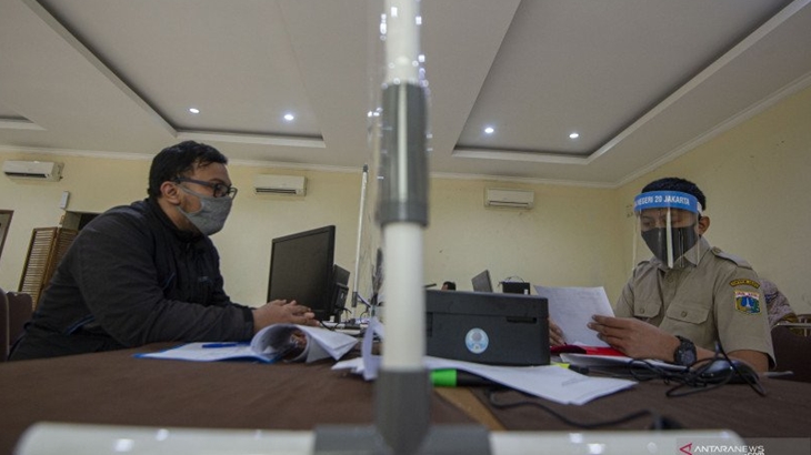 PPDB Tahun Ajaran 2020/2021 melalui jalur zonasi di Posko Pelayanan PPDB Jakarta Pusat, Jakarta, Selasa (30/6/2020). ANTARA FOTO/Aditya Pradana Putra/foc.
