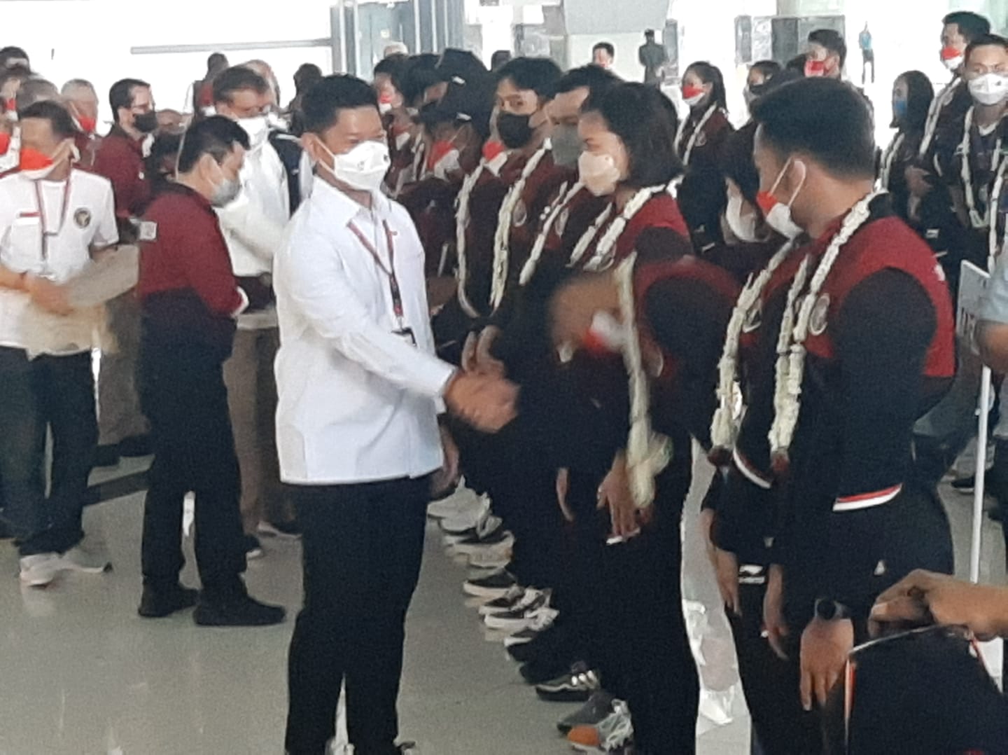 Ketua NOC, Raja Sapta Oktohari menyambut kedatangan kontingen indonesia di Bandara Soekarno-Hatta. (Foto:MP/Joseph Kanugrahan)
