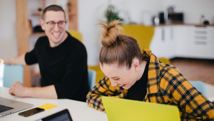 Bersandarlah pada support systemmu. (Foto: Unsplash/Leon)