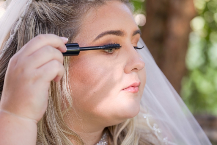 Sisir dengan sikat khusus yang diberikan agar tidak cepat rontok (Foto: Unsplash/Ashley Piszek)