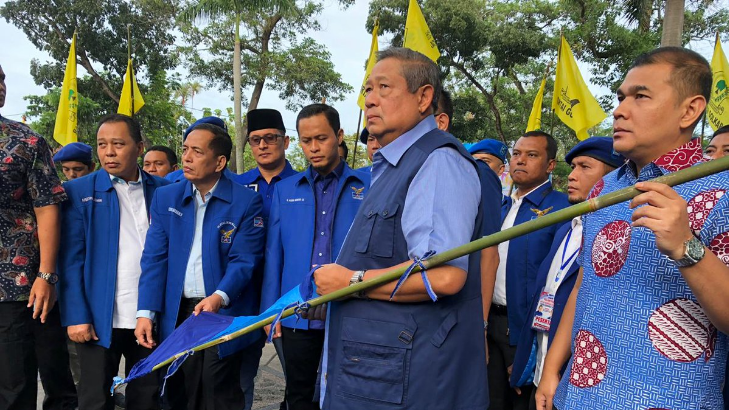 SBY dan atribut Partai Demokrat