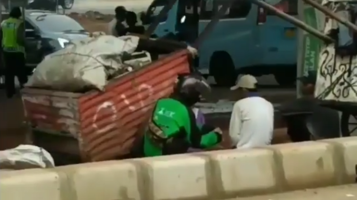 Aksi Driver Ojol Berbagi Makanan Ke 'Manusia Gerobak' Raih Simpati Ribuan Warganet