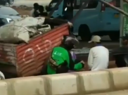 Aksi Driver Ojol Berbagi Makanan Ke 'Manusia Gerobak' Raih Simpati Ribuan Warganet