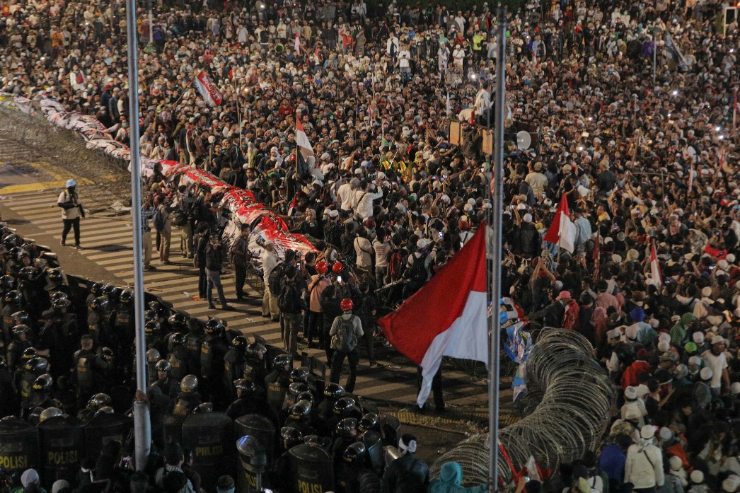 Kerusuhan di depan Bawaslu. Foto: MP/Rizki Fitrianto