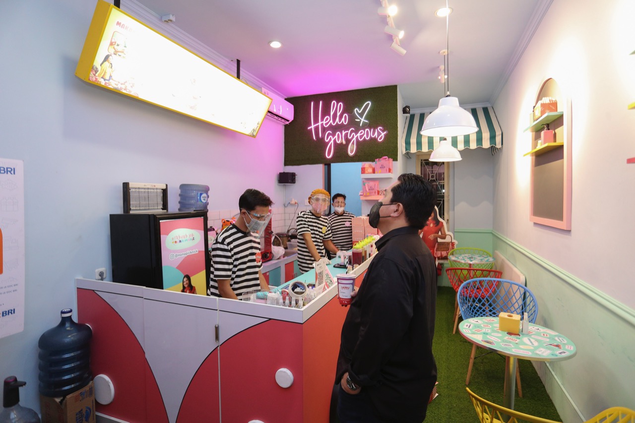 Resmikan Pos Bloc Pasar Baru, Menteri BUMN Sambangi Restoran Prilly Latuconsina