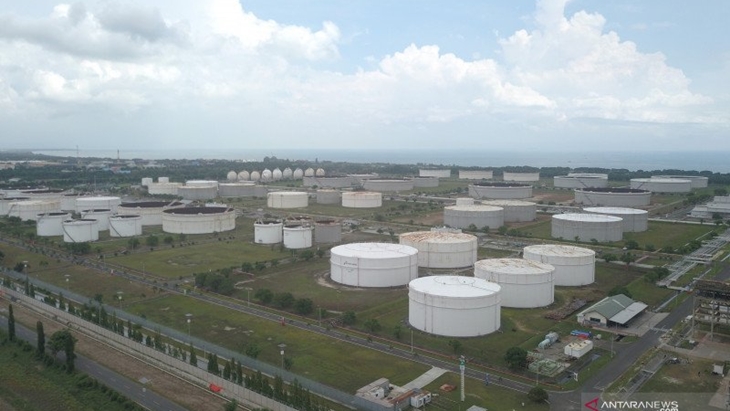 Foto udara kawasan Kilang RU VI Balongan, Indramayu, Jawa Barat, Jumat (24/1/2020). ANTARA FOTO/Dedhez Anggara/foc