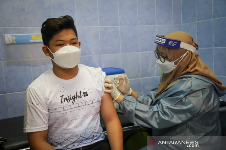 Tenaga vaksinator Puskesmas Kecamatan Pademangan, Jakarta Utara (kanan) menyuntikkan vaksin kepada anak pada Senin (5/7/2021). (ANTARA/ HO-Kominfotik Jakarta Utara)