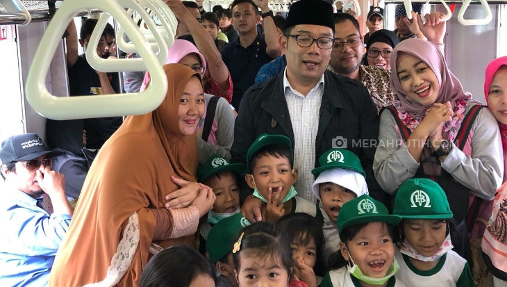Ridwan Kamil Bikin Heboh Penumpang Commuterline
